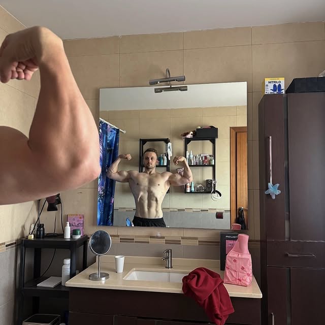 Izan López posando doble bíceps