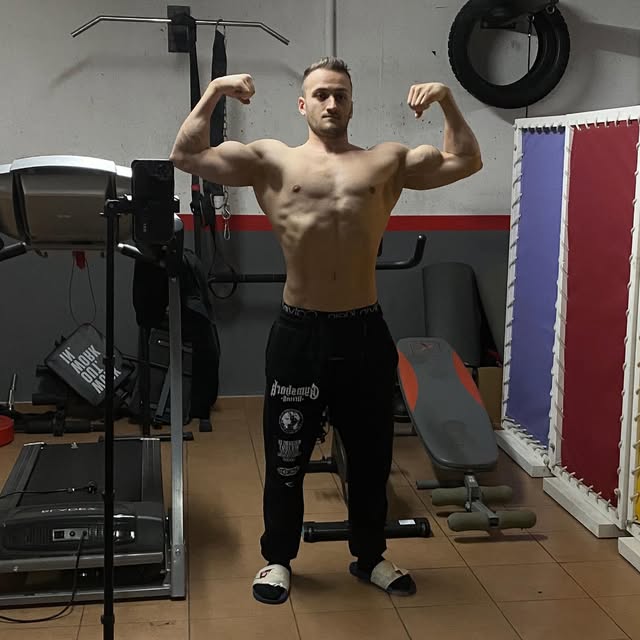 Izan López posando doble bíceps