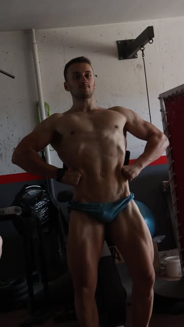 Izan López posando en competición
