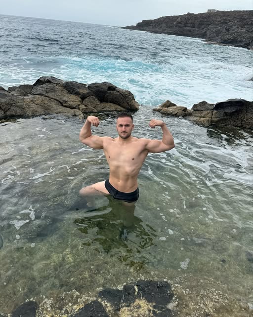Izan López posando doble bíceps
