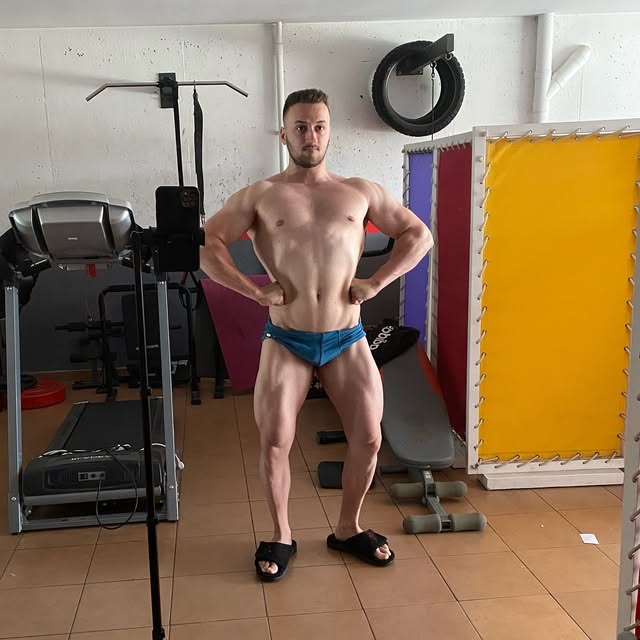 Izan López posando